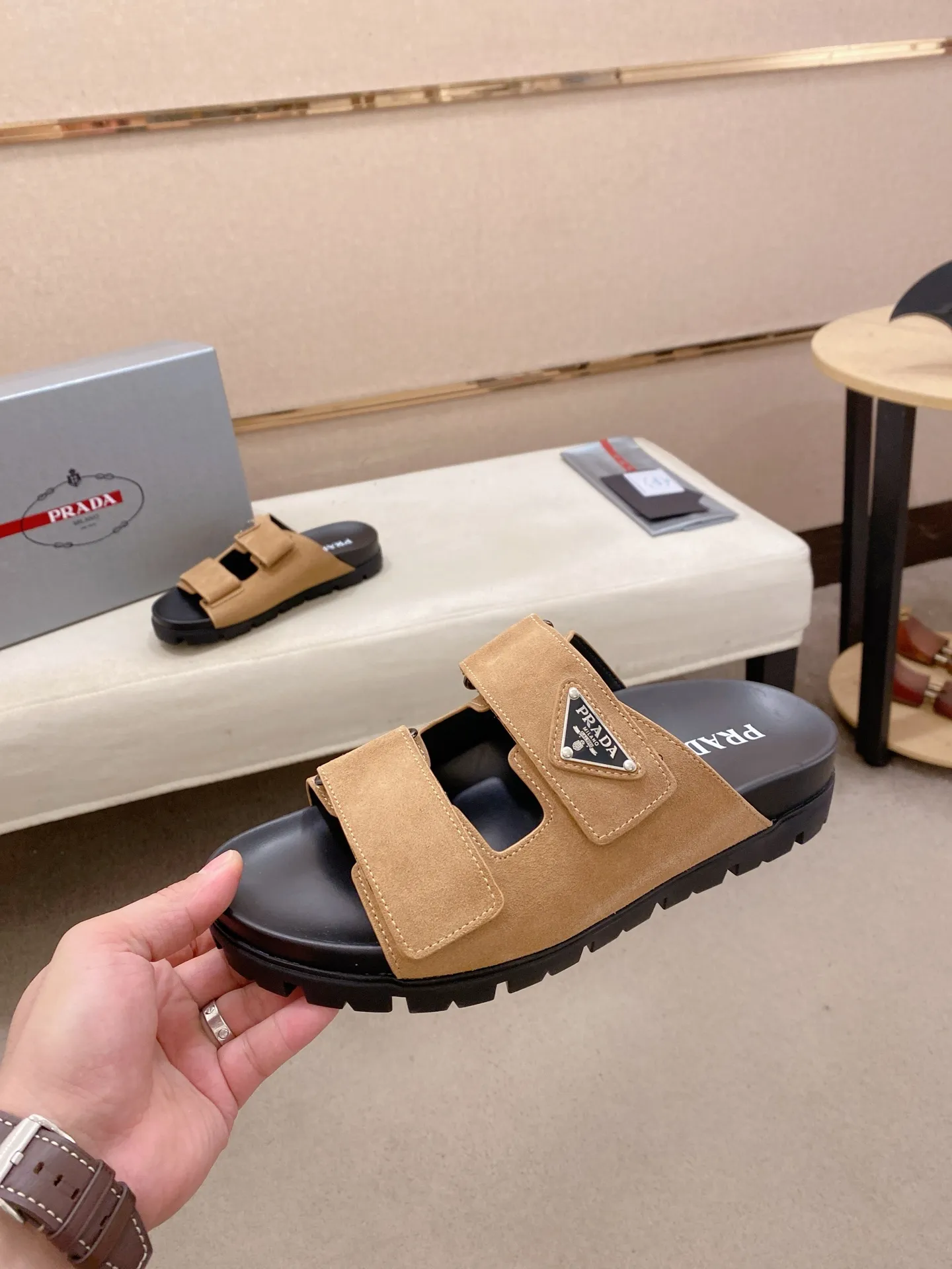 Men's shoes 💰: 440💰 [PRADA Slippers] High-end men's shoes brand official website 1:1 latest masterpiece: original mold opening and customization, the fabric is made of imported suede cowhide original material, upgraded outsole, lighter and non-slip. The market's top quality, simple yet tasteful, a must-have for fashionistas, fashionable at your feet, full of confidence, the same style at the counter 👍The season of summer slippers is here. Code: 38-45